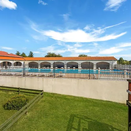Сasa de vacaciones 1 Bedroom Lovely In *